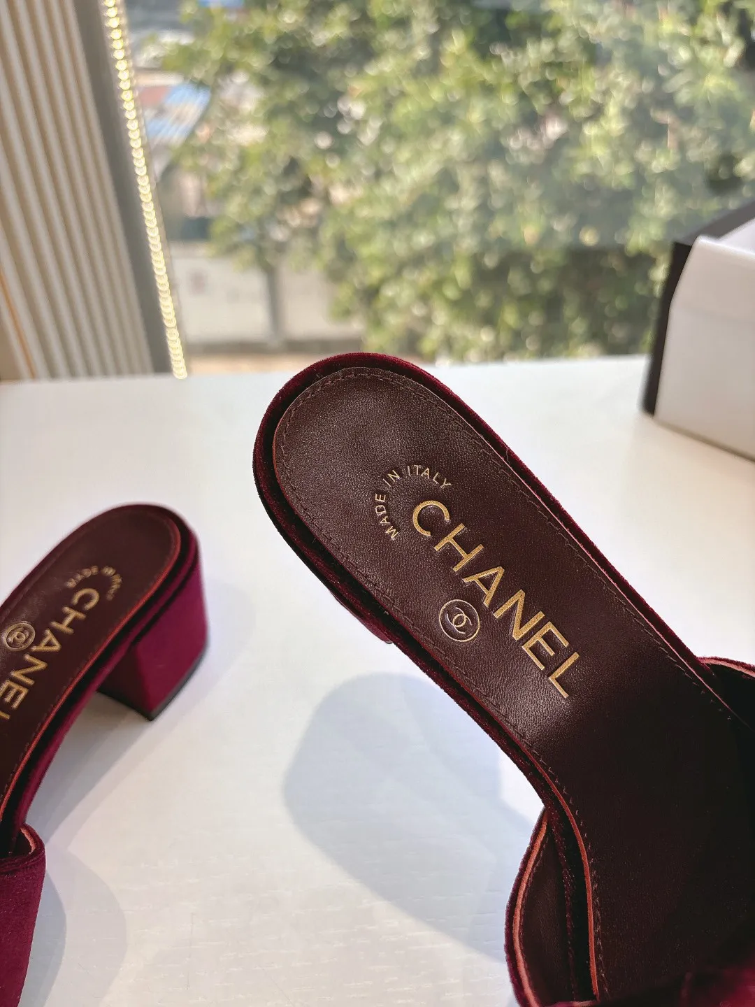 👟👟Ex-factory price 500👟👟 CHANEL Chanel's most popular medium-heeled diamond slippers. The counters are crazy. The photos are popular on major social platforms. This catwalk style is absolutely too handsome. It is definitely the most popular style this season. The fairies at the counter are really knowledgeable. They don't get stuck or rub your feet. The texture is very soft and comfortable on the feet. Super versatile. 1⃣️Material: cowhide 2⃣️Inner lining: Environmentally friendly imported sheepskin lining 3⃣️Outsole: Genuine leather bottom 4⃣️Code number: 35-39 (40.41. Customized)